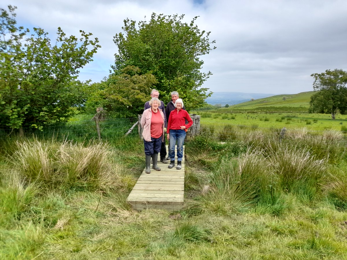 Pont newydd wedi ei gosod gan Wirfoddolwyr Cefn Gwlad Powys ddoe yn Llan-llyr #gwirfoddolwyr A new bridge installed by the Powys Countryside Volunteers yesterday in Llanyre #volunteers #VolunteersWeek2023 @PowysCC - @CSPowys