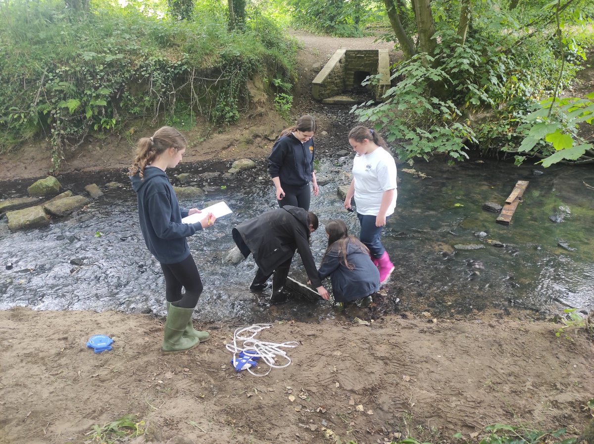 MaharishiSchool's tweet photo. 💛 Yesterday Year 7 went on a Geography Field trip with Ms Ingram, Ms O'Neil and Miss Franco. They learned about measurements, gradients and meanders by the river. 👏
#geography
#fieldtrip
#outsideclassroom https://t.co/rG1mbJSgXd