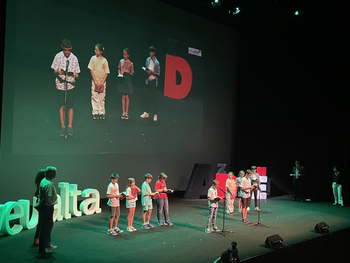 Arriba el torn dels Grumets Verds! Ens llegiran un fragment de “El vuitè nan”<a href="/editorialgalera/">la Galera</a> 

Lliuren els premis <a href="/LaiaTM/">Laia Terrón</a>, membre del Patronat de la Fundació Enciclopèdia Catalana, i Manel Pardo, tècnic assessor als Serveis Educatius Baix Llobregat. 

#llegirenveualta