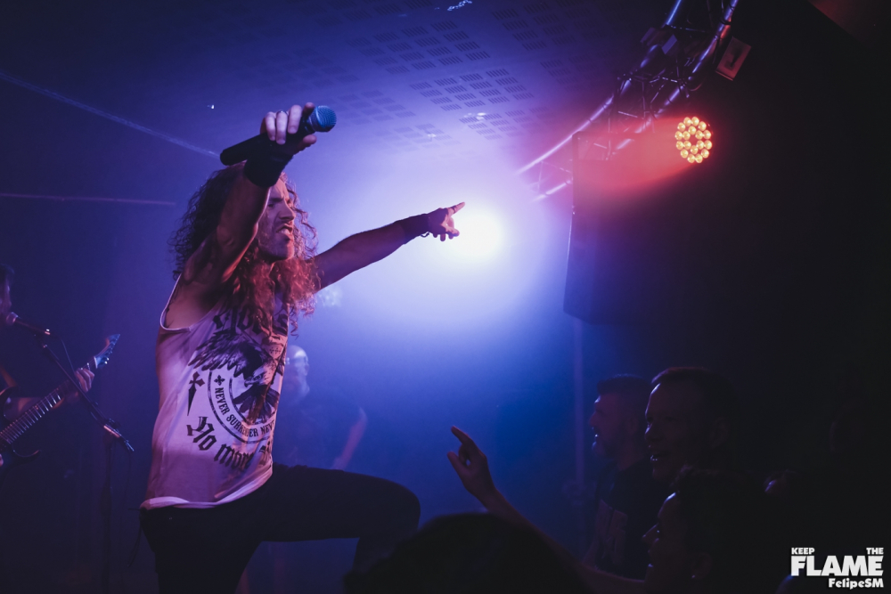 Típico truco de 1° de cantante por si se te olvida la letra...
📷 <a href="/smfelipe/">Felipe SM</a> en #SalaAcapulco
#Monasthyr #NWOTHM #MalditoRecords  #HeavyMetal #HardRock #Metalhead #Gijón #Xixón #EternoLinaje #HeavyRock #MetalLife #ConciertosEnAsturias #MetalSinger #VocesDelHeavyMetal