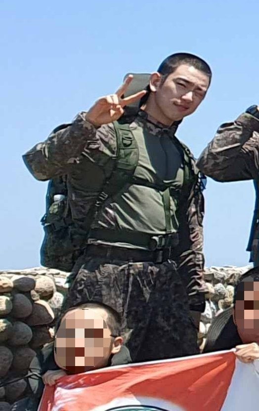 pjyflms's tweet photo. jinyoung in that uniform plus the ✌🏻sign and a wink 🥺 so cuteeee! 

#Jinyoung #ParkJinyoung #진영 #박진영 #GOT7 #갓세븐 https://t.co/quSn0lbPrk