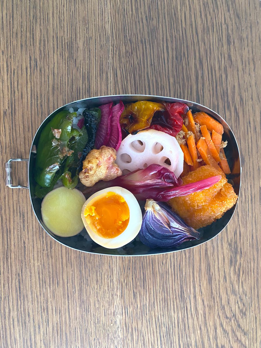 奥さんがアホウドリさん　＠ahodori_tokyo に贈ってもらった秘伝レシピ本を見ながらお弁当を作り、美容室のバイトに初出勤していった！！ https://t.co/EqlnBFS9Jb