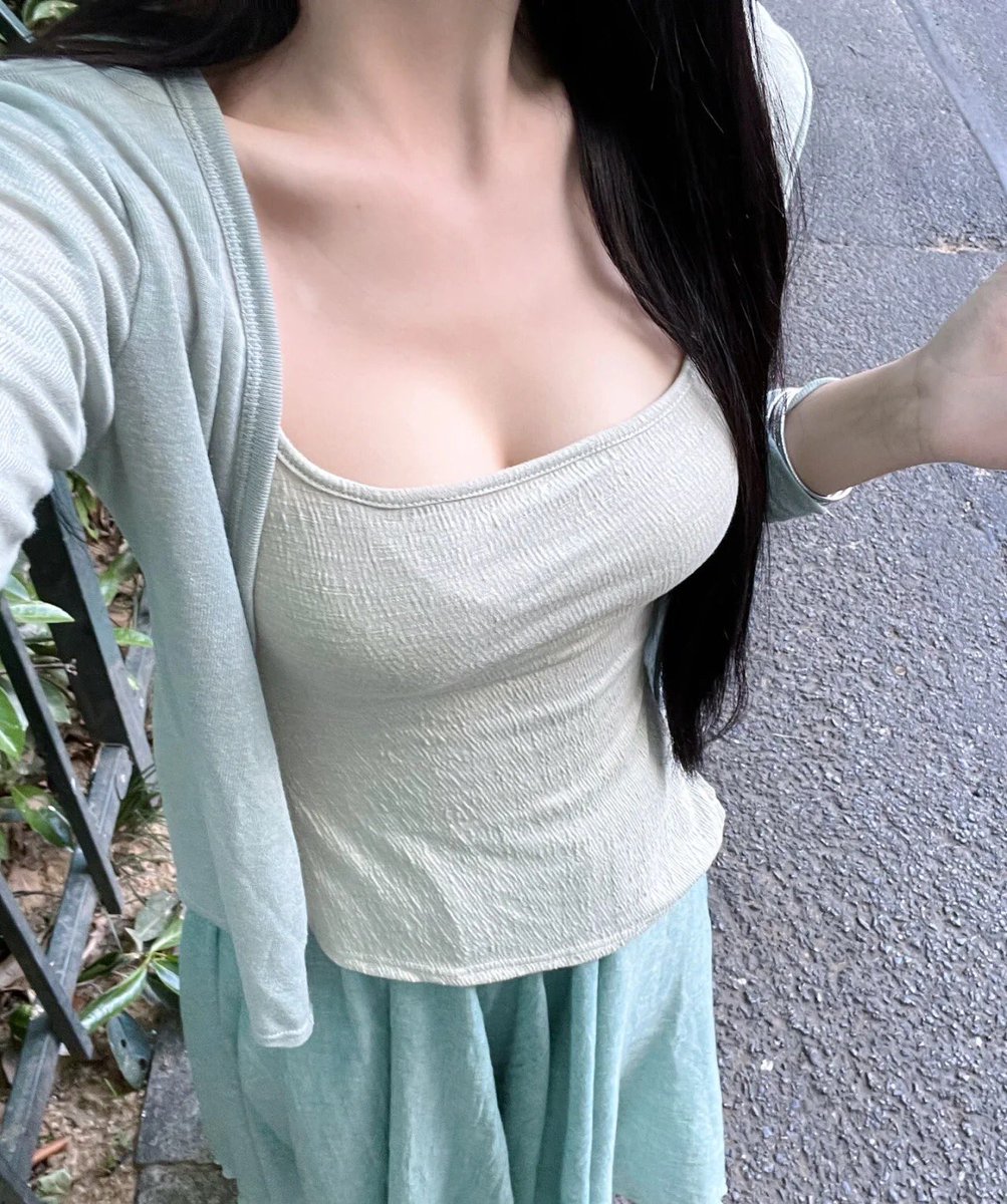 huihui_199's tweet photo. 今天得穿苗条一点🤭
#江苏 #南京 #美女 #自拍 https://t.co/nTBeau9bXP