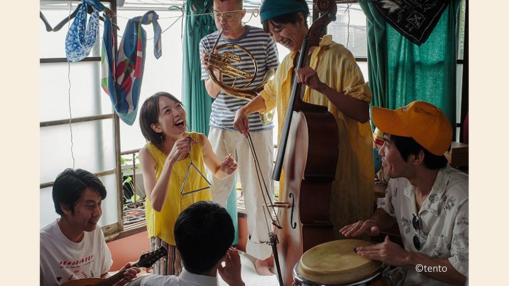 TarizSolis's tweet image. Hidup bersama manusia lain di bawah satu atap yg sama emang nggak mudah. 

Oleh 'In the Distance', narasi soal hubungan antarmanusia yg berusaha saling memahami &amp;amp; menghargai ditengah perbedaan dikemas dalam tontonan slice of life yg jenaka serta tak jarang unik sekaligus surreal.