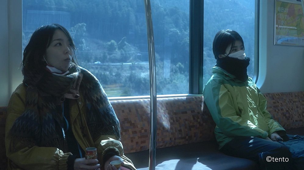 TarizSolis's tweet image. Hidup bersama manusia lain di bawah satu atap yg sama emang nggak mudah. 

Oleh 'In the Distance', narasi soal hubungan antarmanusia yg berusaha saling memahami &amp;amp; menghargai ditengah perbedaan dikemas dalam tontonan slice of life yg jenaka serta tak jarang unik sekaligus surreal.