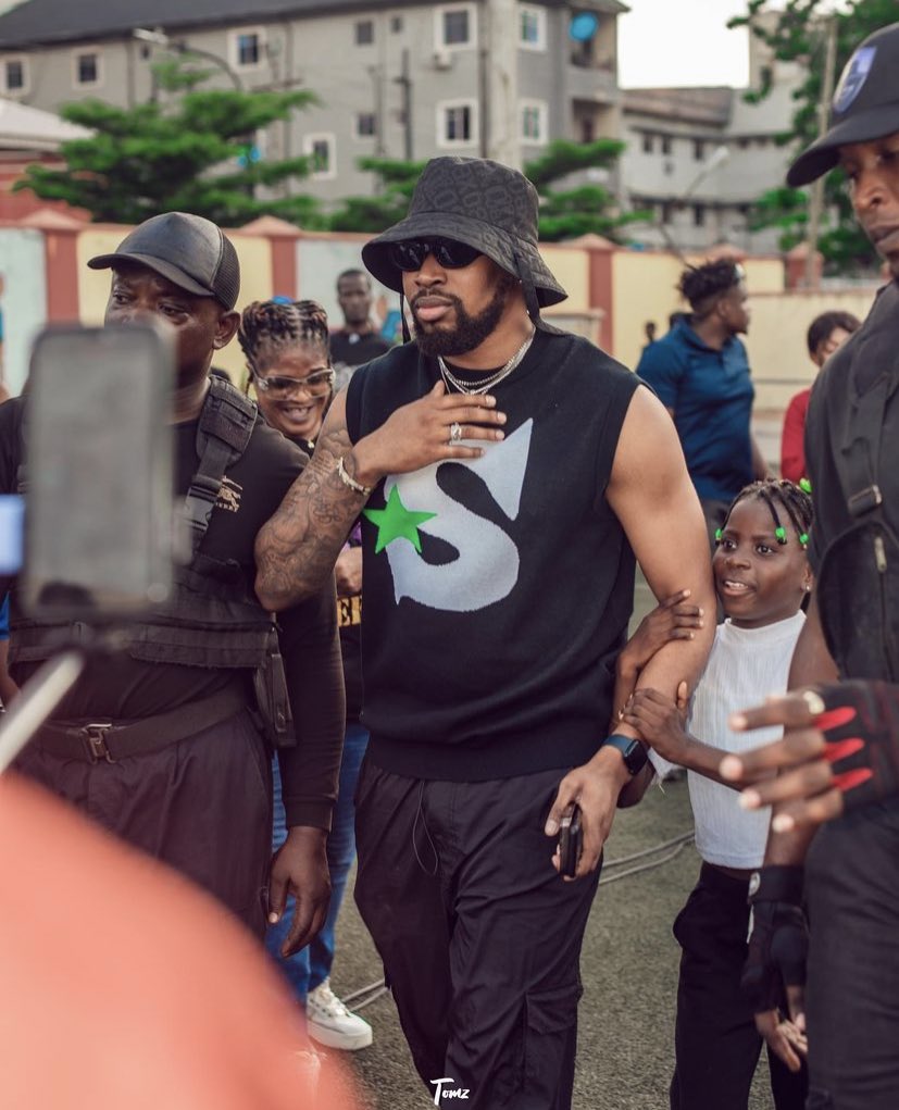 I love this picture so much, my boy with the big aura 🥰🤩✨
The cute little girl holding on to him will be FCs when they see him at Landmark Center on Saturday for the UFCL watch party. Sha don’t let bouncer chance you o 🤭😂

#CheersToAllFans 
#CheersToAllFans 
#SheggzOlu