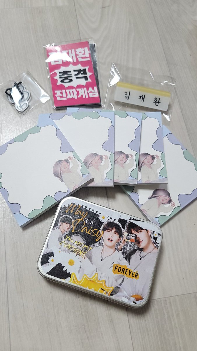 이벤트 당첨 선물 도착했습니다!!틴케이스랑 명찰 갖고시펐는데 ㅠㅠ 딱 보내주셨다니..! 떡메모지도 마니 보내주셔서 엄청 열심히 써야겠어요!! 감사합니다!! 생일카페 열어주셔서 감사했어요~😘😘

<a href="/may_of_daisy/">𝐦𝐚𝐲 𝐨𝐟 𝐝𝐚𝐢𝐬𝐲</a>