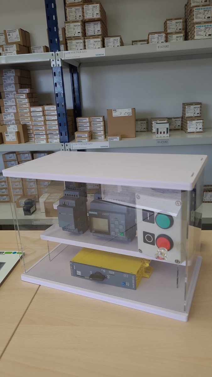 ReleProPLC's tweet image. Logo!8 de @siemens_ind es sin duda la mejor manera de iniciarse en el mundo de la automatización. Seguimos colaborando con institutos y centros de formación profesional.