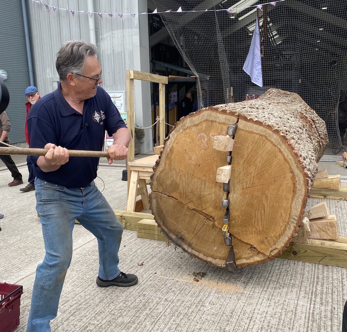 How to plank a ship - start with cleaving a 6-tonne log in 19 sections! To help #planktheship please support our Crowdfunder or donate via the website saxonship.org
youtu.be/3JWdftSwxMY #suttonhooship #suttonhoo #axe #oak #timeteamdigital #shipbuilding #boatbuilding