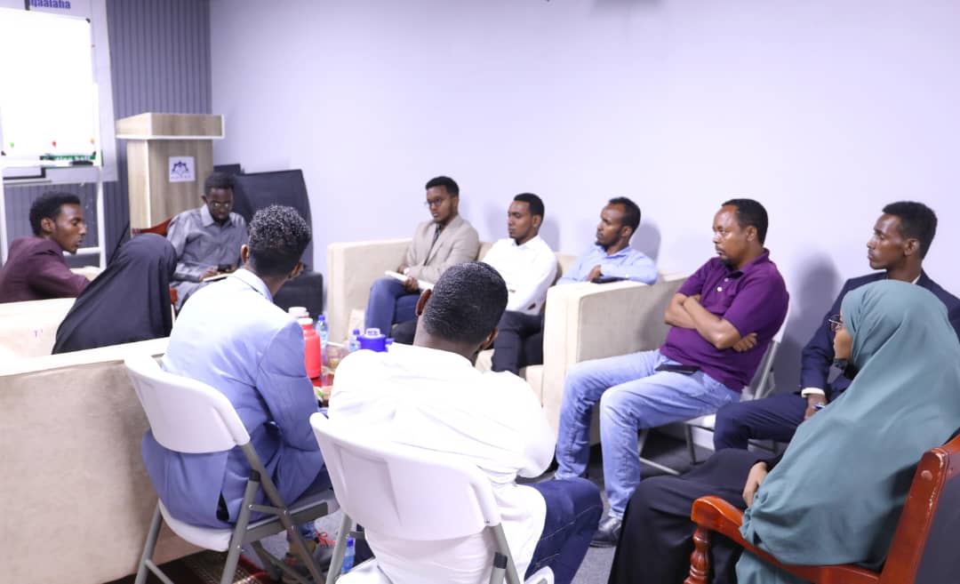 soomaliteachers's tweet photo. kulan  is xog-wareysi ah  Qaar kamid ah Guddoonada aradayda jaamacadaha muqdisho. @soomaliteachers  waxu qaban doonaa tababar Lagu baran doono (Sign language) luuqadda dadka maqalka la’ waxaana la isla gartay in tababarkaas ay  qayb ka noqdaan  ardayda dhigata jaamacadaha. https://t.co/qawYhyGAII
