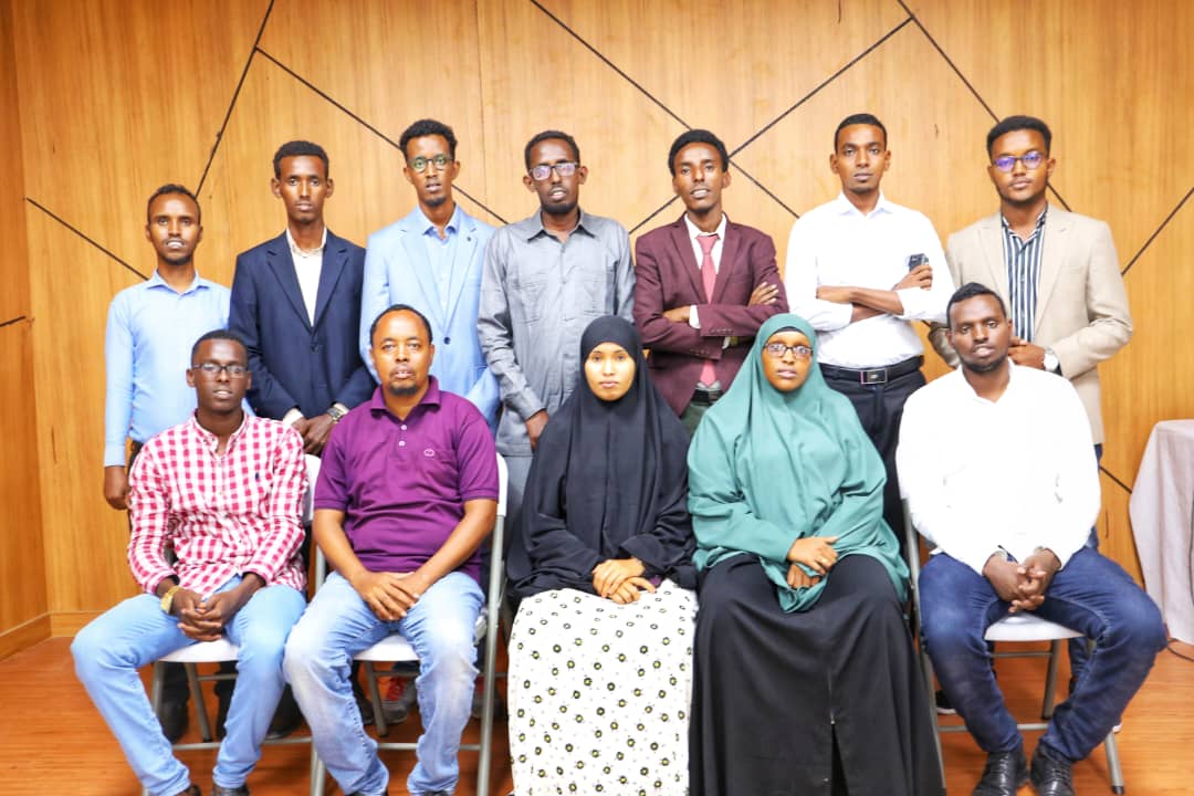 soomaliteachers's tweet photo. kulan  is xog-wareysi ah  Qaar kamid ah Guddoonada aradayda jaamacadaha muqdisho. @soomaliteachers  waxu qaban doonaa tababar Lagu baran doono (Sign language) luuqadda dadka maqalka la’ waxaana la isla gartay in tababarkaas ay  qayb ka noqdaan  ardayda dhigata jaamacadaha. https://t.co/qawYhyGAII