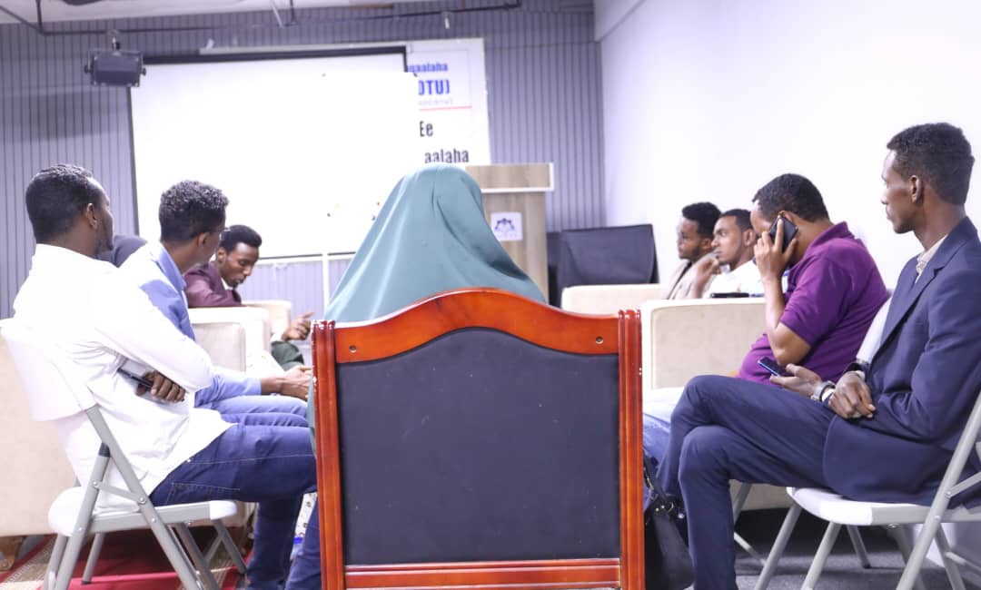 soomaliteachers's tweet photo. kulan  is xog-wareysi ah  Qaar kamid ah Guddoonada aradayda jaamacadaha muqdisho. @soomaliteachers  waxu qaban doonaa tababar Lagu baran doono (Sign language) luuqadda dadka maqalka la’ waxaana la isla gartay in tababarkaas ay  qayb ka noqdaan  ardayda dhigata jaamacadaha. https://t.co/qawYhyGAII