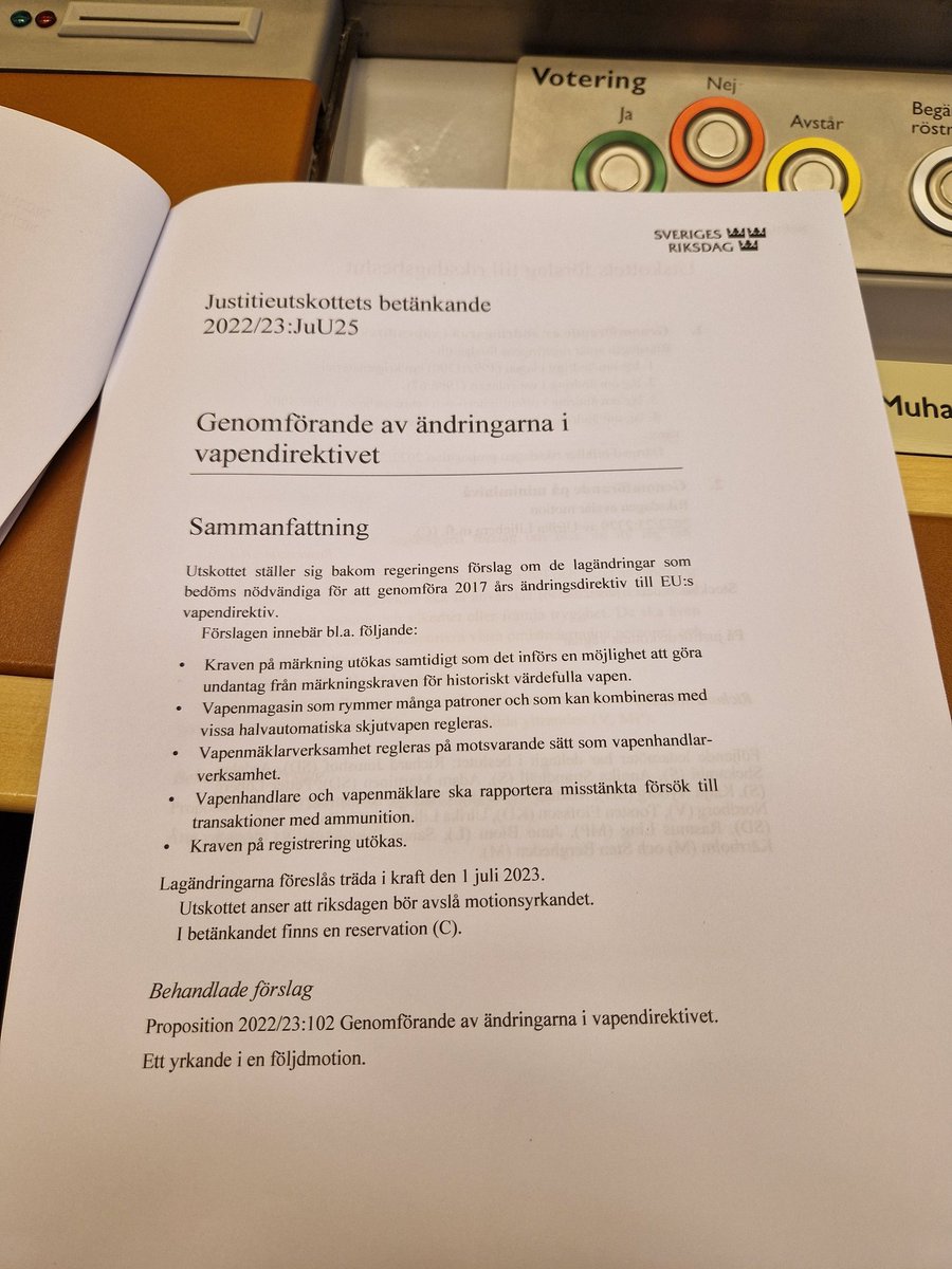 I valrörelsen var regeringspartierna tydliga, Sverige skulle inte överimplementera EUs vapendirektiv. Vi såg Moderater och Kristdemokrater  på skjutbanor, lova de skulle hålla emot. Idag valde de en annan väg än den de lovat Sveriges skyttar och jägare. Väldigt beklagligt