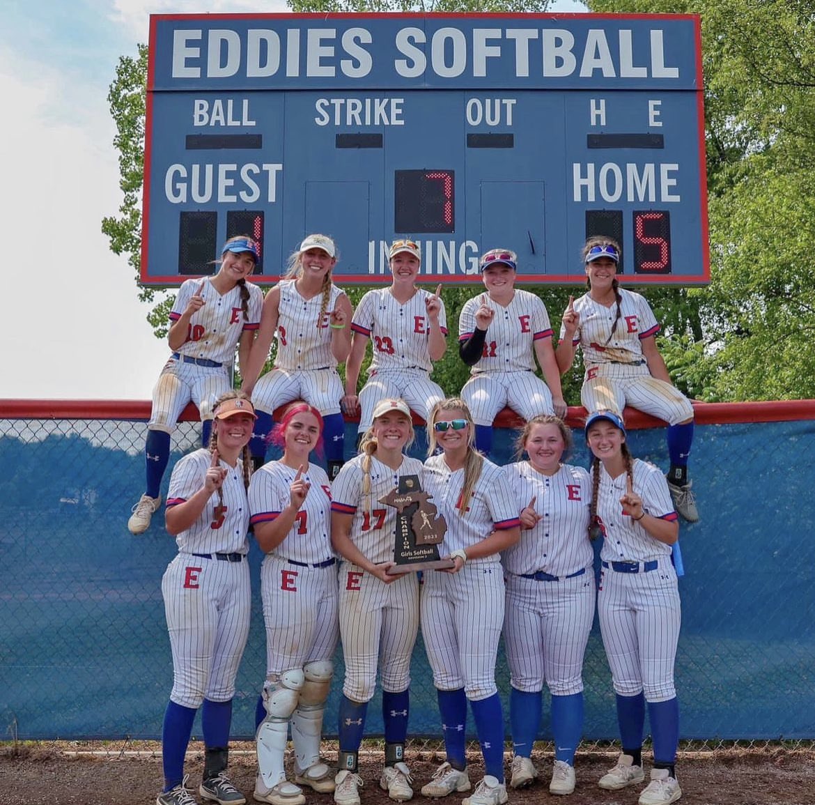 EmmaDenison16's tweet photo. District Champions!!! 🥎 https://t.co/jMUSysqqvd