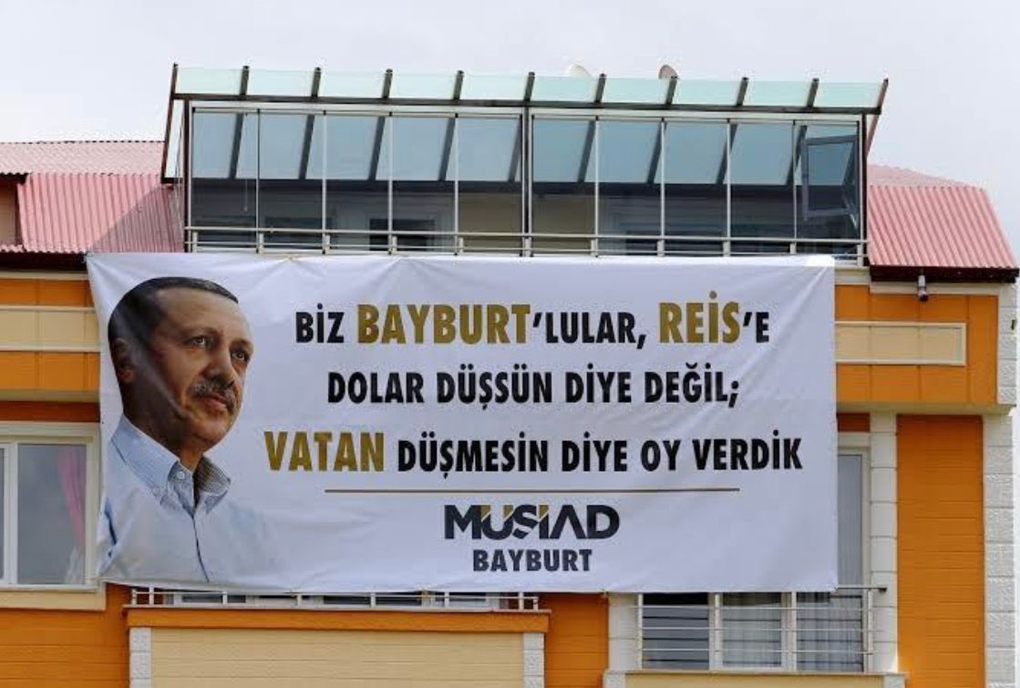 👉Benim sabrım kalmadı Biri şu gerizekalılara reisleri yüzünden dışa bağımlı bir ülke olduğumuzu ve herşeyi dolar ve euro ile aldığımız bölümünü anlatsın. 
👉Kısaca DOLAR çıktıkça VATAN düşüyor. 
#cokusdonemi