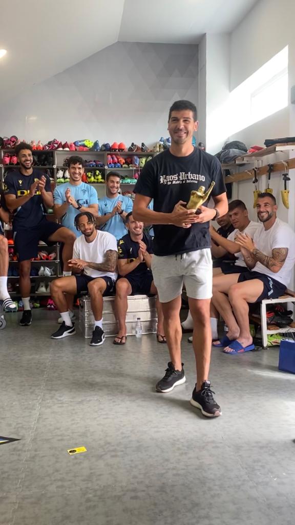 Brigadas Amarillas hizo entrega de este trofeo tan significativo a Jon Ander Garrido para agradecerle su paso por el club y su entrega a nuestros colores. Deseamos que te vaya genial en esta nueva etapa.

Jon Ander, mila esker urte hauetan gutariko bat izateagaitik.