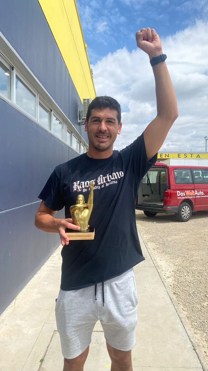 BA1982Oficial's tweet photo. Brigadas Amarillas hizo entrega de este trofeo tan significativo a Jon Ander Garrido para agradecerle su paso por el club y su entrega a nuestros colores. Deseamos que te vaya genial en esta nueva etapa.

Jon Ander, mila esker urte hauetan gutariko bat izateagaitik. https://t.co/OHBO51MkpU