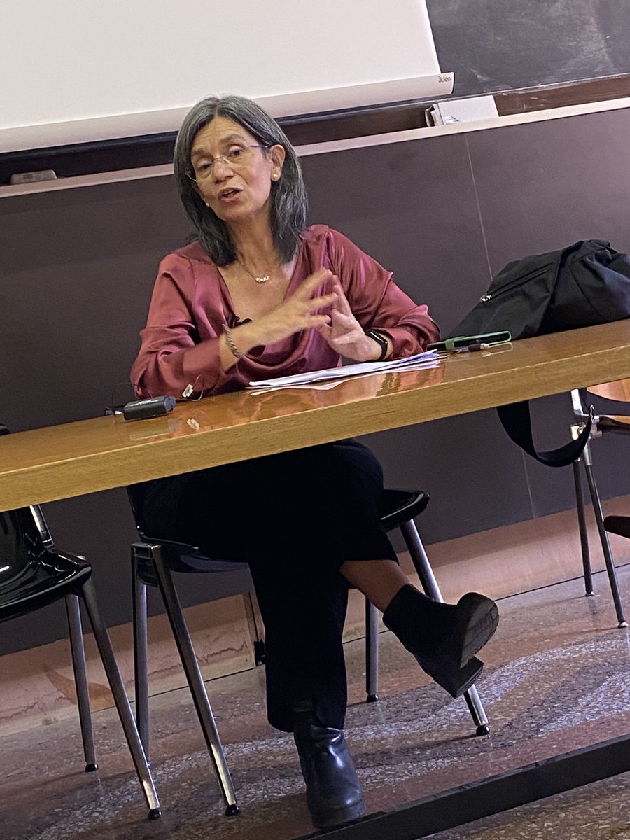 La Prof. Ana Carmona Contreras introduce la lesión de hoy abordando sobre los estándares europeos en los consejos #judiciales y su incorporación en el caso de #España. 
Summer School 2023, Università di Bologna.