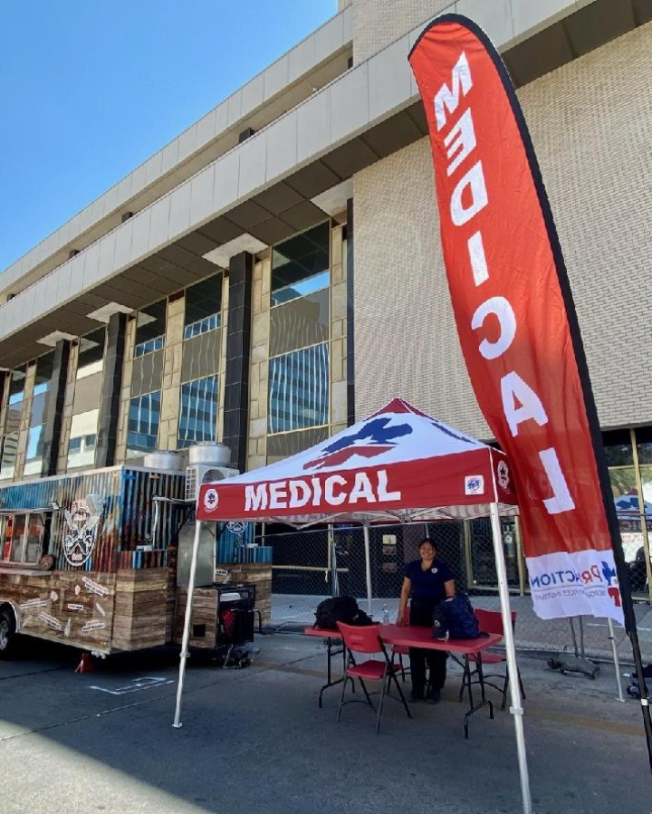 ProActionEMS's tweet image. 🎉🌮🍹 The Sal y Limon Festival in Downtown El Paso was a huge success! Thanks to our amazing EMTs, the crowds were well taken care of and everyone had a great time. 🙌🏼 #ElPasoEvents #ProActionEMS #EMTLife #EMTHeroes 🚑💪🏼 #Elpasostrong #EPproud