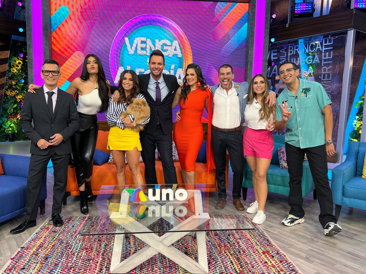 VengaLaAlegria's tweet photo. ¡Ya es mitad de semana y tu familia de #VLA te esperan para pasar un día espectacular! 🙌🏻🎉🤩🕺🏻💃🏻
¡Prende tu televisión ahora en @aztecauno y platica con nosotros usando el hashtag #EsteDíaYo! 📲📺
Sigue la transmisión en vivo aquí: https://t.co/gQ6ToBhlaQ https://t.co/YgOPNj86BN