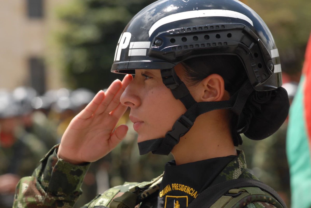 Ejercito_Div5's tweet photo. #MujerMilitar| La pasión, respeto y admiración por nuestro @COL_EJERCITO nos motiva a seguir defendiendo con honor, principios y valores nuestra amada Colombia 🇨🇴 y sus habitantes. 
Y a ti, ¿qué te motiva por nuestro País?
Los leemos!👇
#DisciplinaMilitar https://t.co/FglKZ0disu