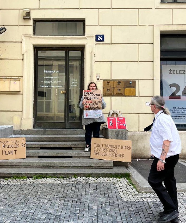 знову вийшли на одиночний протест під оон
і до мене звідти вийшла жінка з криками, що я не маю права тут стояти і ПРОПАГУВАТИ цю інформацію
пообіцяла викликати поліцію.ну і в стилі оон - далі обіцянок не зайшло

йобані нікчеми, в яких одна згадка України викликає приступ злості