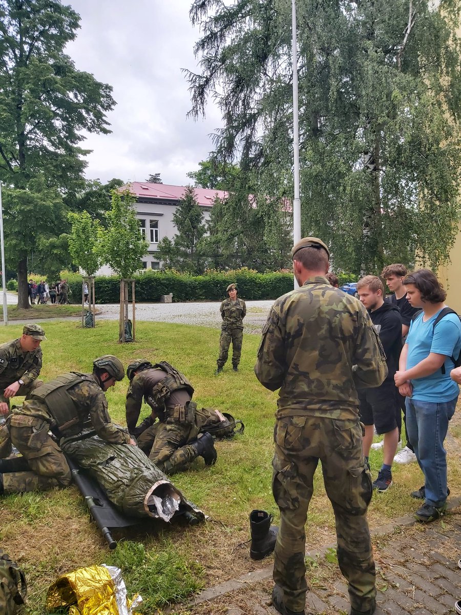 jagello2000's tweet photo. Do kasáren 7. mechanizované brigády "Dukelské" v Hranicích na Moravě dnes v rámci projektu "Naše bezpečnost není samozřejmost" pro školy zavítali studenti Střední průmyslové školy školy Přerov. 🪖
#jagello2000 #NBNSskoly #Prerov #7mechanizovanabrigada @NadacePPF https://t.co/3c5j9xpb5M
