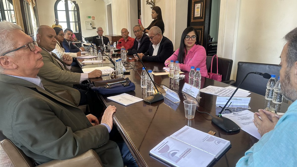 MataVictoria's tweet photo. En @CPPESI_AN . Punto único : consideración de la propuesta de Acuerdo en Expresión de Júbilo por decisión N. 1483 que permitirá a la @Asamblea_Ven de la República Bolivariana de Venezuela participar como Observador Permanente del Parlamento Andino. @jorgerpsuv @delcyrodriguezv https://t.co/ACggMD1kCS