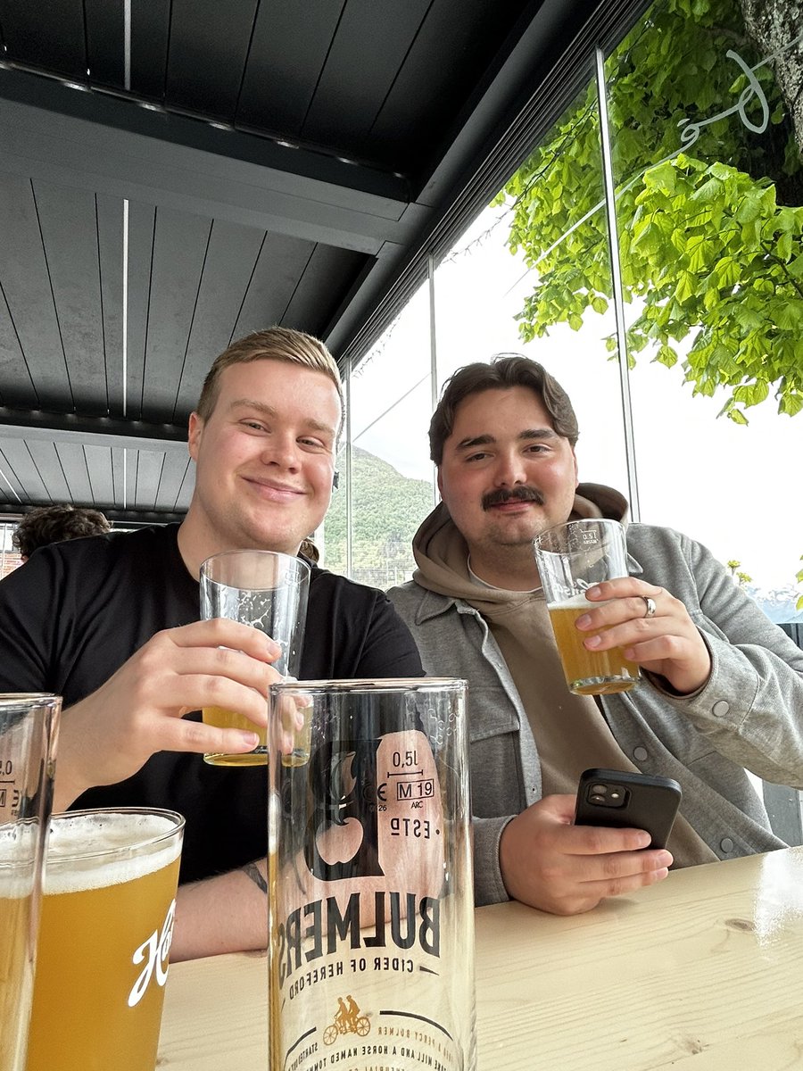 Trympsta's tweet photo. Fullført bachelorgrad. Hipp, hipp! https://t.co/hZJqWCcBxg