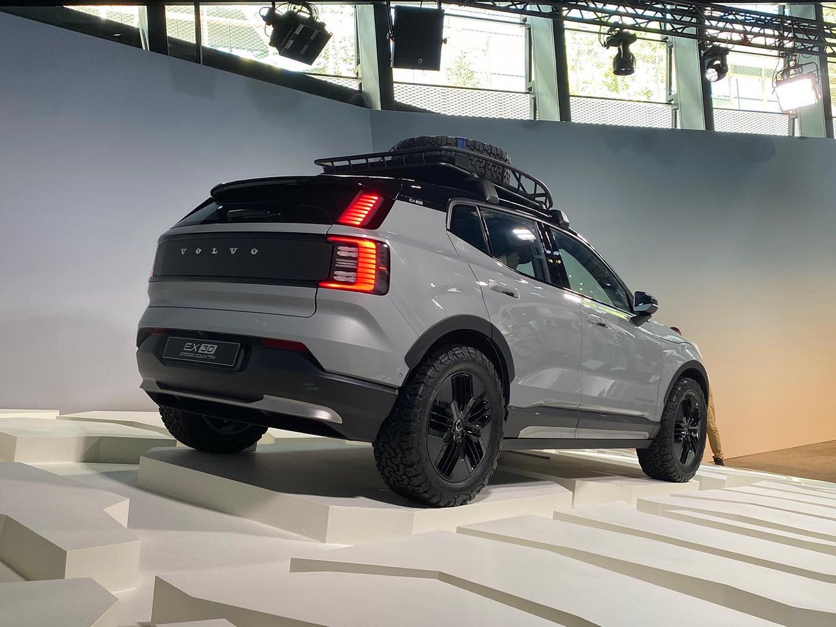 RolandTameling's tweet photo. Deze komt dus: Volvo #EX30 #CrossCountry. Hoger op z’n pootjes, ook als AWD, matzwarte neus en kont / spatborden, andere wielen én (optioneel) dakrek. Verrassing van Volvo, was vanmorgen nog geheim. In 2024 op (of naast) de weg in Nederland. #HUGEcarguy #VolvoEX30 #Nieuws #SUV https://t.co/jL66BQe4i0