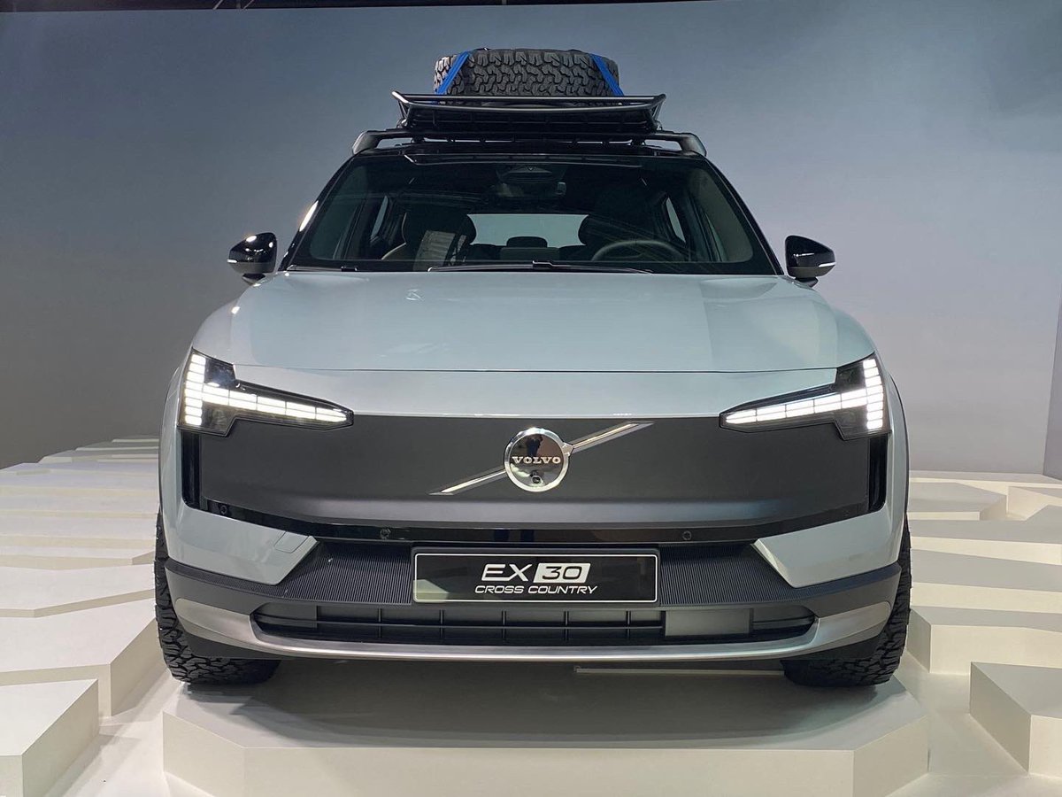 RolandTameling's tweet photo. Deze komt dus: Volvo #EX30 #CrossCountry. Hoger op z’n pootjes, ook als AWD, matzwarte neus en kont / spatborden, andere wielen én (optioneel) dakrek. Verrassing van Volvo, was vanmorgen nog geheim. In 2024 op (of naast) de weg in Nederland. #HUGEcarguy #VolvoEX30 #Nieuws #SUV https://t.co/jL66BQe4i0