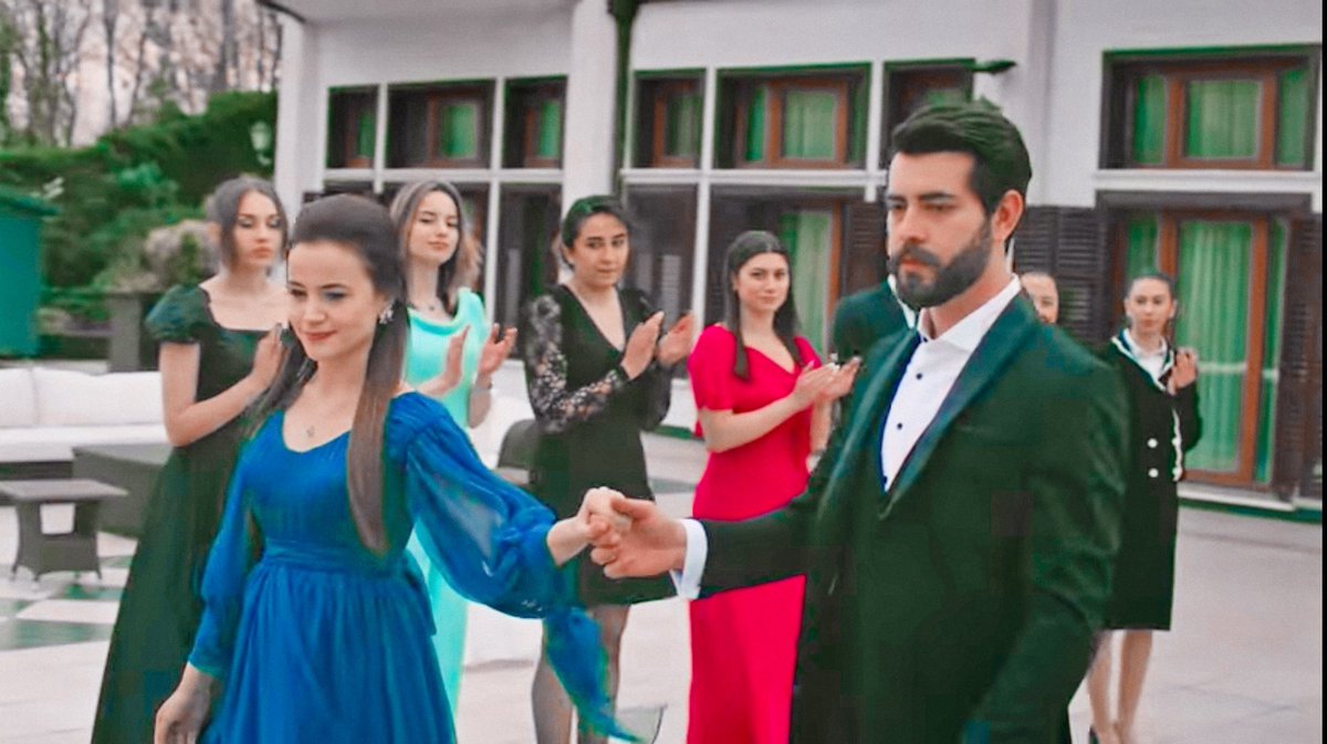 Meenuhere227's tweet photo. The prince and princess vibes they are giving🥺♥️🔥

#KanÇiçekleri #DilBar https://t.co/oaN1BVDeZF