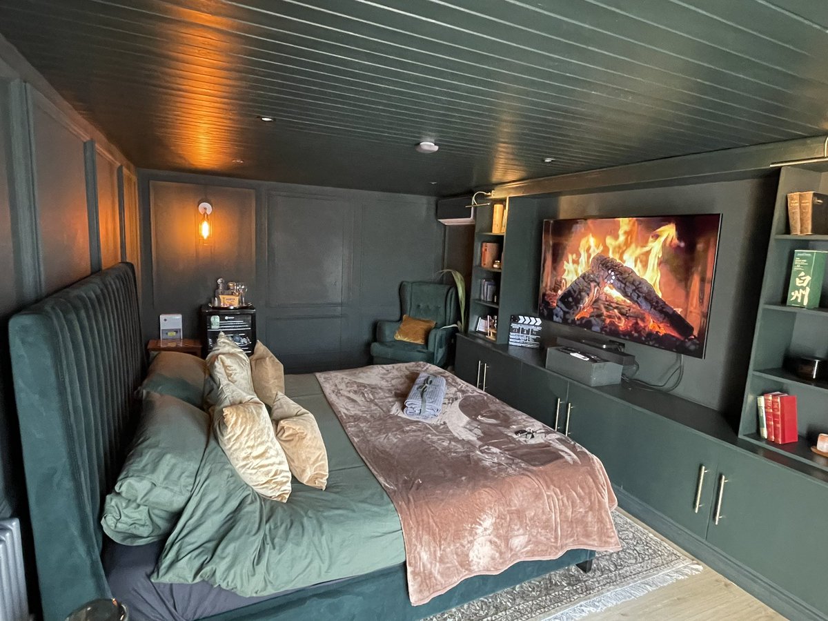 Vanessabooty1's tweet photo. Cute little room 🥰 #themovieroom #brighton #notarealfire #warmenough https://t.co/IwA0m3mqAZ