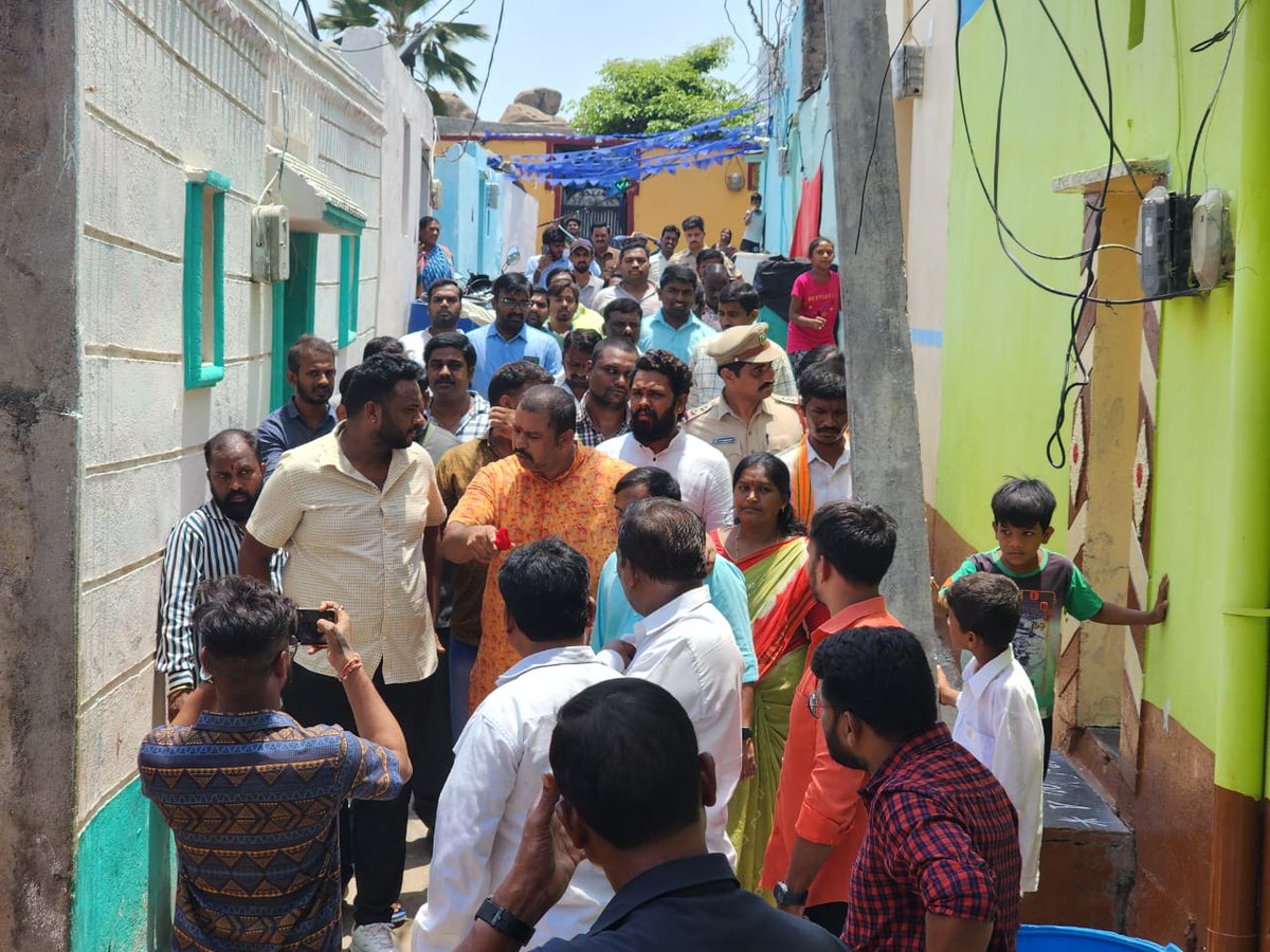 TigerRajaSingh's tweet photo. As a part of Maha Jan Sampark Abhiyan visited neighborhoods in the Mangalhat Division of #Goshamahal Constituency and interacted with locals accompanied by Mangalhat Corporator, @BJP4Telangana Senior Leaders &amp; govt officials were present. https://t.co/sD1iJ8BQKp