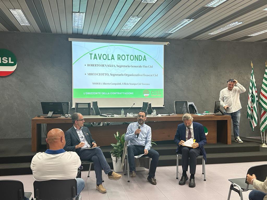 FisascatCisl75's tweet photo. #Firenze Il segretario nazionale #FisascatCisl @MircoCeotto, insieme al segretario generale @FIMCislStampa #RobertoBenaglia, partecipa ai lavori della tavola rotonda “L’orizzonte della #contrattazione”, promossa dalla @cislfirenzeprat https://t.co/MQLojVMwzJ