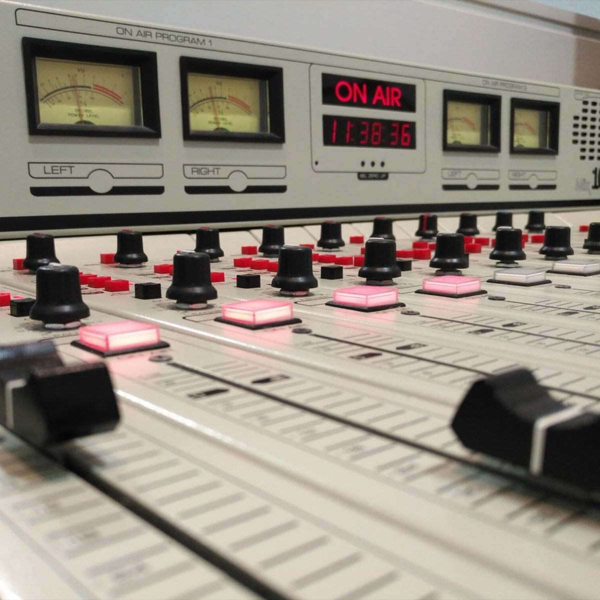 radiovilamajor's tweet photo. Aquest vespre a partir de les 20h torna #13cadires a #RàdioVilamajor. 
Escolta'ns en directe al 98.0FM o a https://t.co/6DxaxHjSDP! 🎙️📻

#Somelquesents https://t.co/RICPMHp1ms