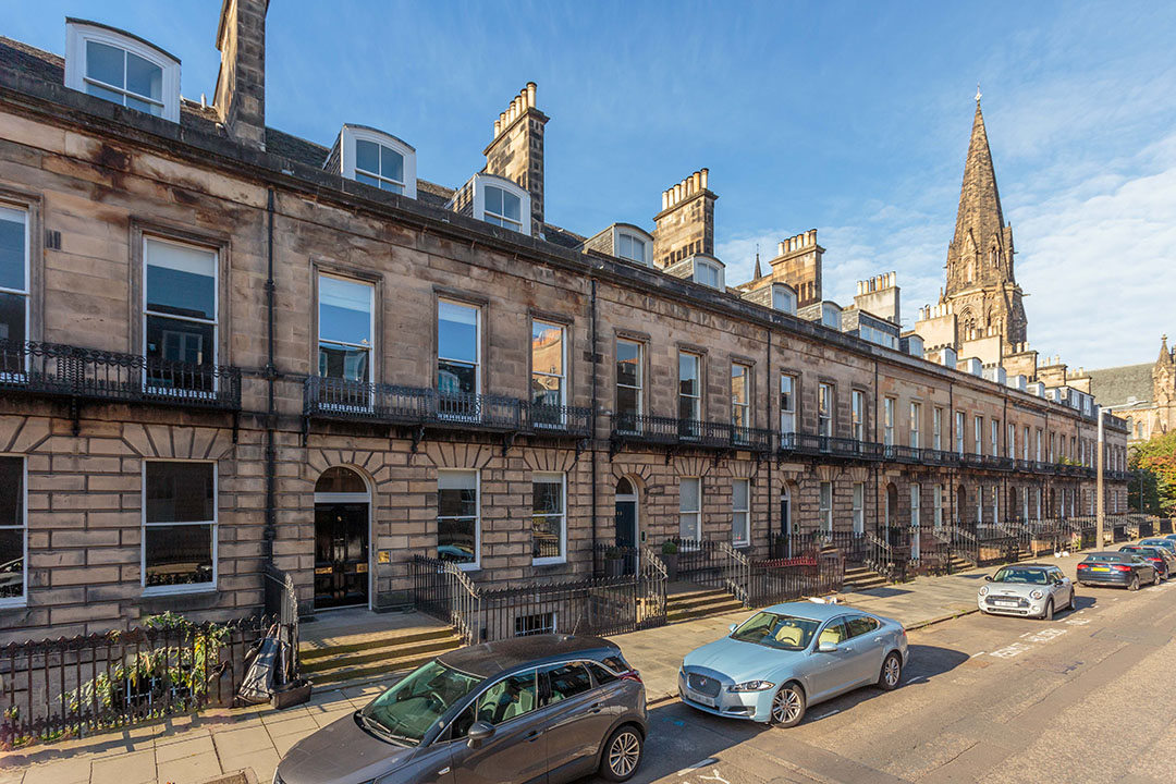 block9architect's tweet photo. Georgian Townhouse in #EdinburghWorldHeritage underwent a full renovation and conversion into five luxury apartments. Our design approach was to create layouts which were respectful and complimentary of the building's historic features.
#design #architecture #historicrestoration https://t.co/5E2LsPo0xN