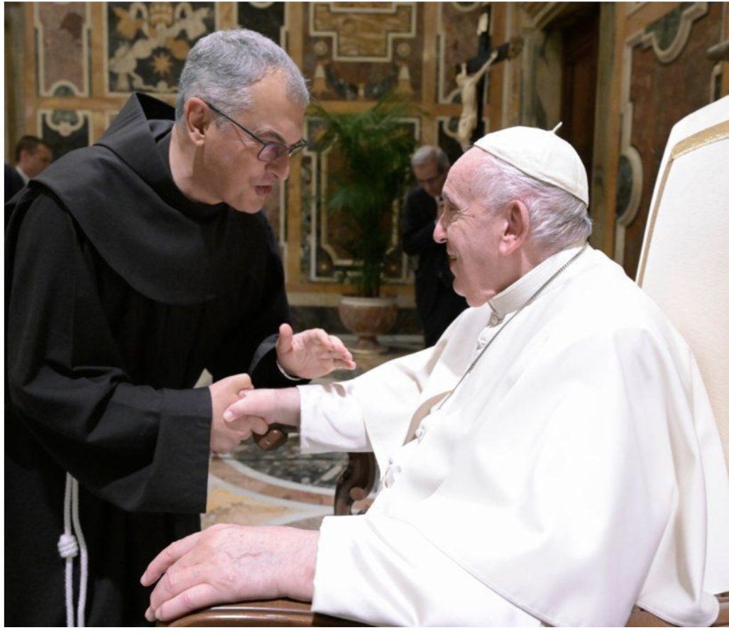 🇮🇹 “Siamo vicini al Santo Padre e lo seguiamo con la nostra preghiera. Abbiamo bisogno della sua voce, che ci ricorda la semplicità del Vangelo, come amava dire San Francesco. 
La Vergine Maria l’accompagni e lo custodisca”. Fra Massimo Fusarelli, OFM
Ministro Generale