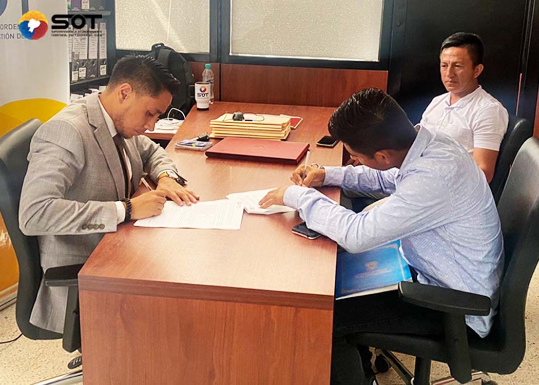 sot_ecuador's tweet photo. #Remediación | La #Zonal4 y el GAD parroquial de #Membrillal suscribieron un Acta de Compromiso de Remediación, con el fin de que el GAD realice un registro completo (instrumento de ordenamiento territorial y acto normativo) en #IPSOT 2.0 
Más detalles:👇
https://t.co/zPIa8HUGsT https://t.co/BZtCAqjMaN