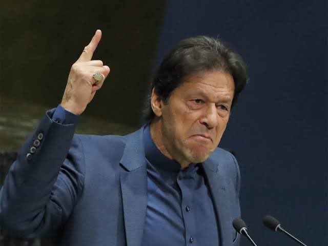 الوداع الوداع عمران خان الوداع اب عمران خان سیاست کو کوئی معجزہ ہی بچا سکتا ہے قصہ مختصر عمران خان کو انکی اکڑ کھا گئی رہی سہی کثر بشری بی بی کی تواہمات نے پوری کردیں پاکستانیوں کی سیاسی منظر نامے پر دو خاندانوں کے قبضے سے آزاد تیسری سیاسی قوت کی خواہش عمران خان نے اپنے ہاتھوں سے