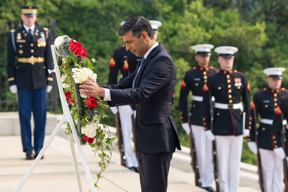 RishiSunak's tweet photo. 79 years ago, British and American soldiers were landing on the beaches of Normandy.
Their cause was freedom.
As on D-Day, British and American forces today continue to stand for freedom, peace and security.
We honour them, and those heroes who made the ultimate sacrifice 🇬🇧🇺🇸 https://t.co/oxS3m38Ezb