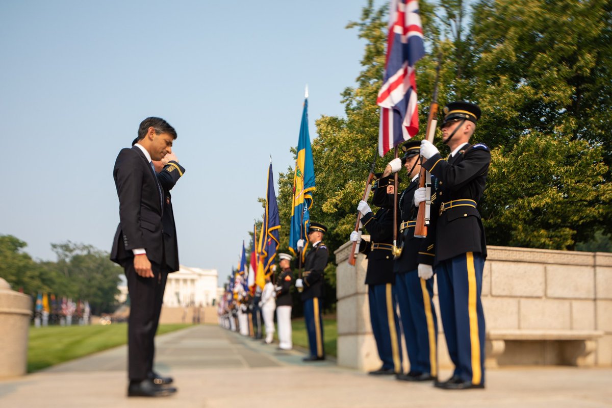 RishiSunak's tweet photo. 79 years ago, British and American soldiers were landing on the beaches of Normandy.
Their cause was freedom.
As on D-Day, British and American forces today continue to stand for freedom, peace and security.
We honour them, and those heroes who made the ultimate sacrifice 🇬🇧🇺🇸 https://t.co/oxS3m38Ezb