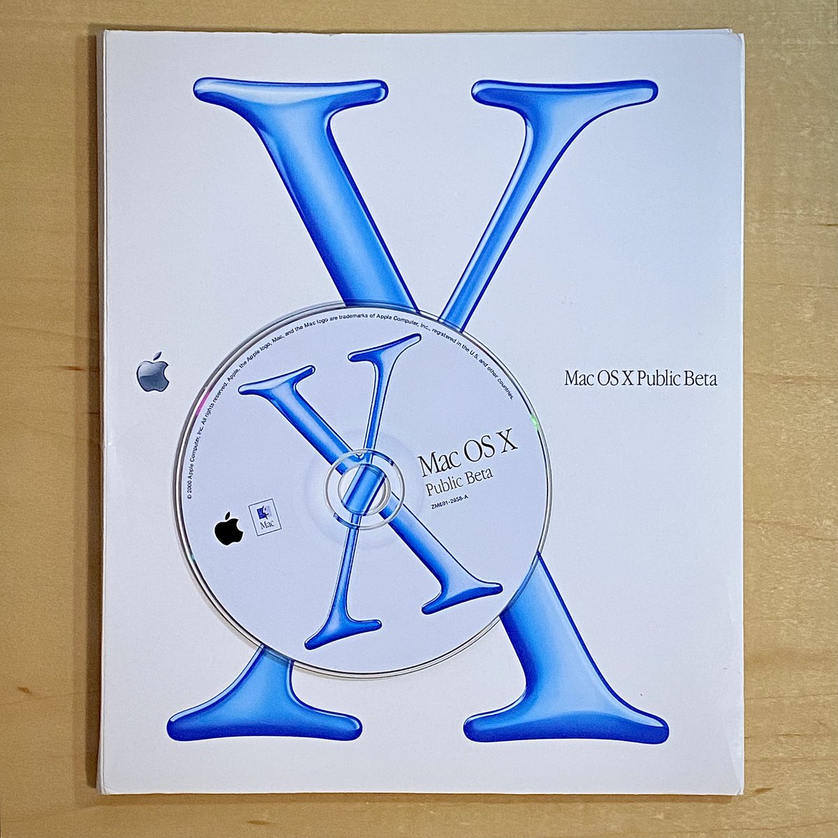 shuvaper's tweet image. 夜中にコッソリ　Mac OS Xのパブリックベータのディスク。2001年の正式版発売に先駆けて配られた半年限定のベータ版OSです。調べたら3500円で販売したとありましたが、記憶では無料配布だったような気がします。朝6時ぐらいに、日本橋でんでんタウンに並びに行きましたw
#MacOSX
#PublicBeta