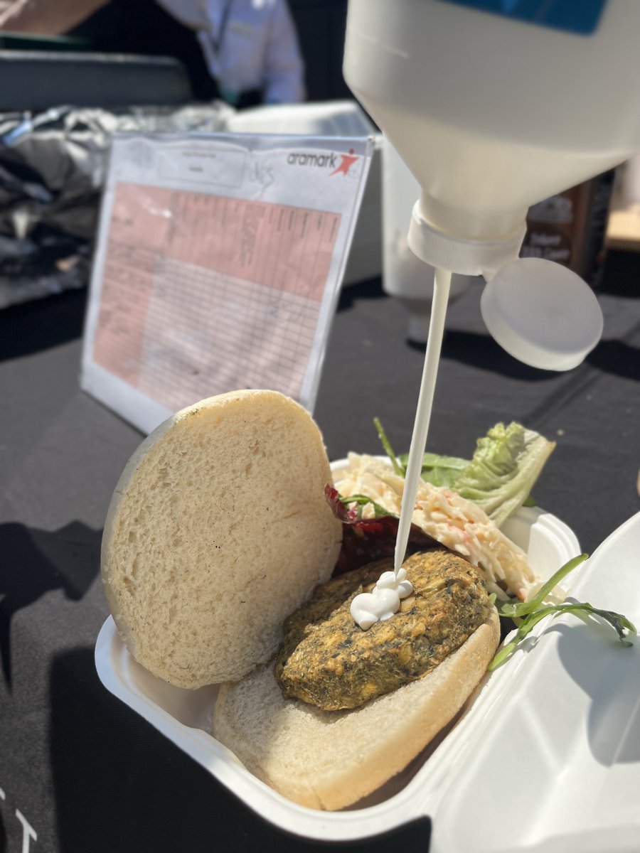 UEL_News's tweet photo. We're having an un-grill-ievable time at our USS Garden Party hosted by @UELStudentLife. 🌞 🍔 🎪 #UELEvents https://t.co/qfCRd1dN3h