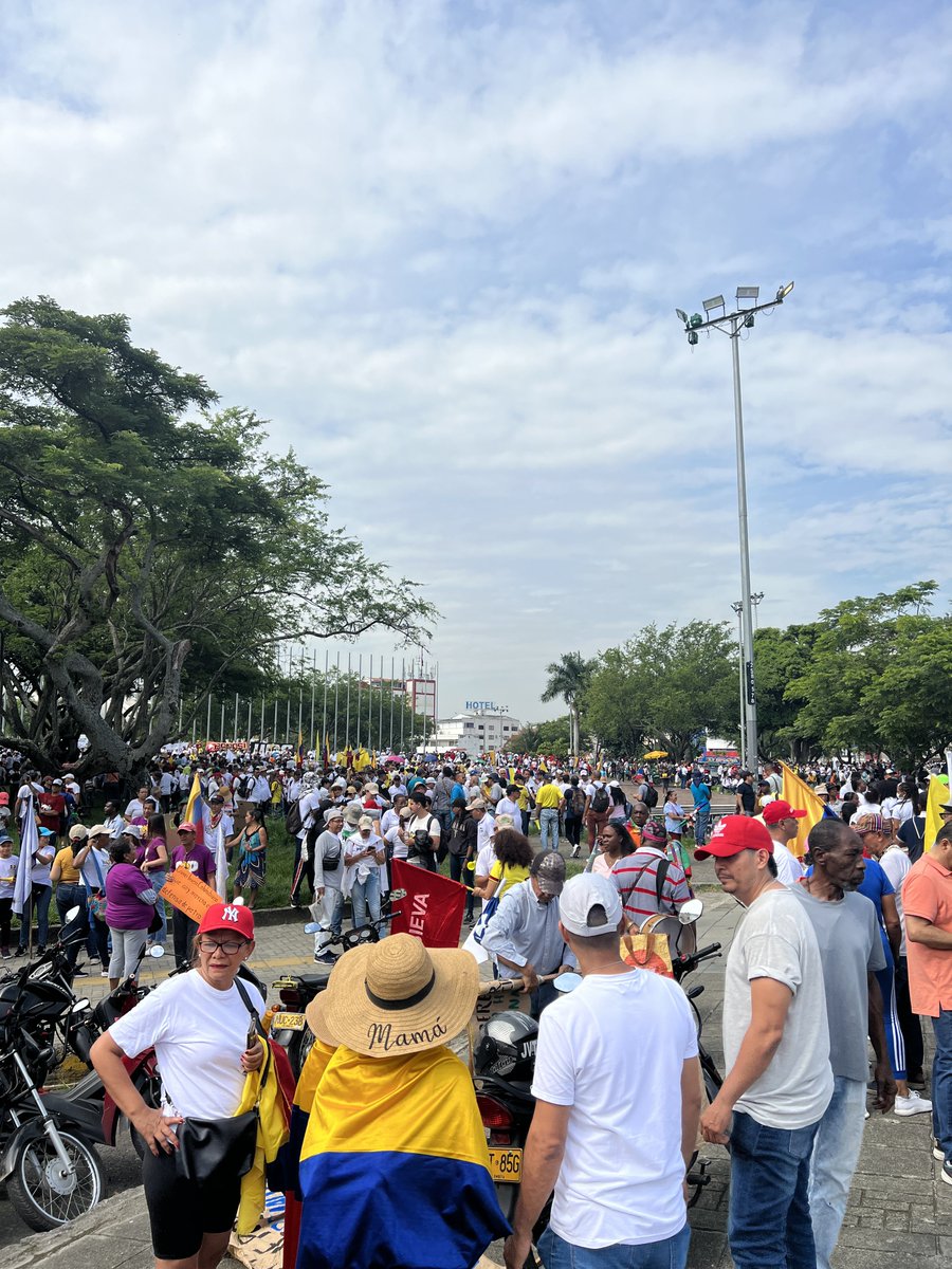deninsonmendoza's tweet photo. Hoy @Independientesk hace presencia en la marcha a favor de las REFORMAS SOCIALES del presidente @petrogustavo.

Vamos a hacer respetar el voto de más de 11 millones de colombianos que elegimos el CAMBIO.

No vamos a retroceder y los políticos nos escucharán en las calles ✊ https://t.co/WPP44ixTIZ