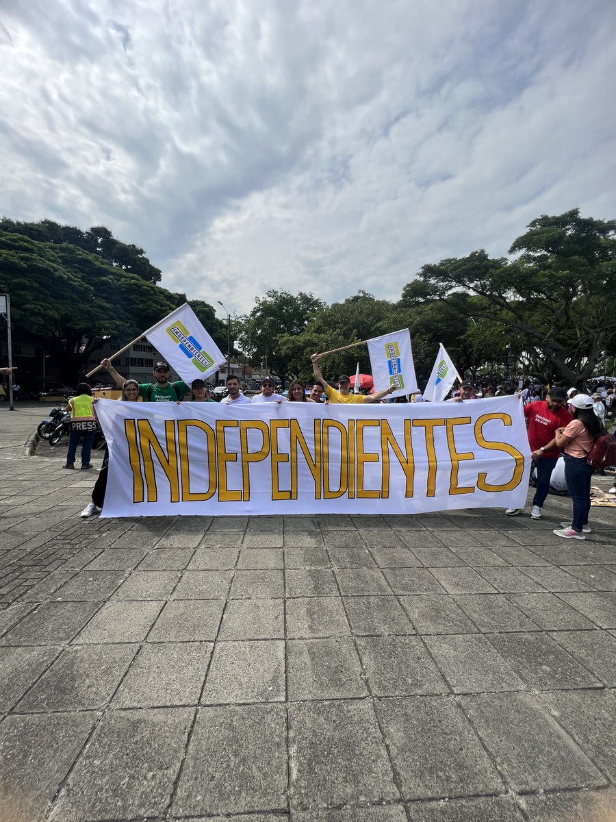 deninsonmendoza's tweet photo. Hoy @Independientesk hace presencia en la marcha a favor de las REFORMAS SOCIALES del presidente @petrogustavo.

Vamos a hacer respetar el voto de más de 11 millones de colombianos que elegimos el CAMBIO.

No vamos a retroceder y los políticos nos escucharán en las calles ✊ https://t.co/WPP44ixTIZ