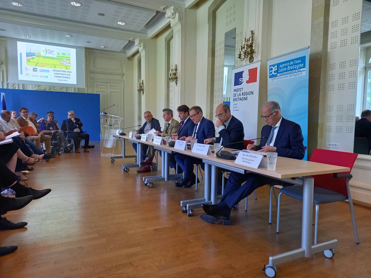 07/06💧Signature de 8 nouveaux contrats territoriaux pour lutter contre les algues vertes en Bretagne en présence de <a href="/guttonm/">Martin Gutton</a>, directeur général de l'agence de l’eau <a href="/LoireBretagne/">Eau Loire-Bretagne</a>
👉9 millions d'€ d'aides de l'agence @loirebretagne sur un coût prévisionnel global de 18 millions
