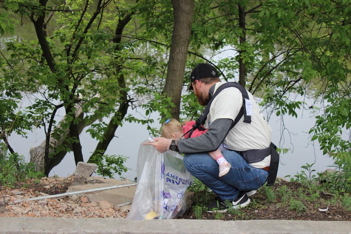 cmm_museum's tweet photo. On Saturday, May 13th, museum staff, volunteers, and friends worked to clean the South Fork as part of the annual Chicago. Over 50 bags of litter were collected from the area surrounding the museum. Thank you to Friends of the Chicago River, Bridgeport Art Center, and Wateriders! https://t.co/VmJm2XwpGo