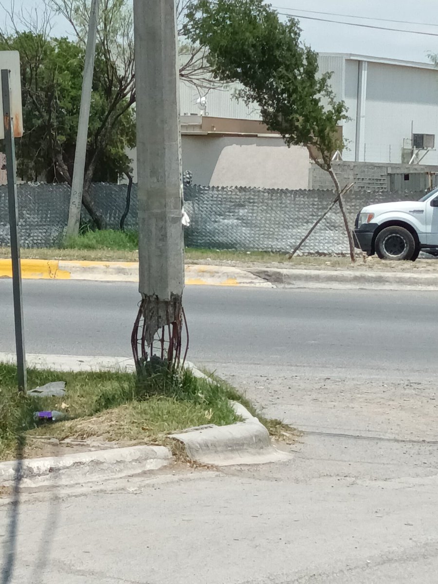 tredgar's tweet image. Poste a punto de caer en la Entrada de la colonia Paseo de la loma carretera Apodaca Juárez. @telediariomty #ReporteCiudadano #peligro