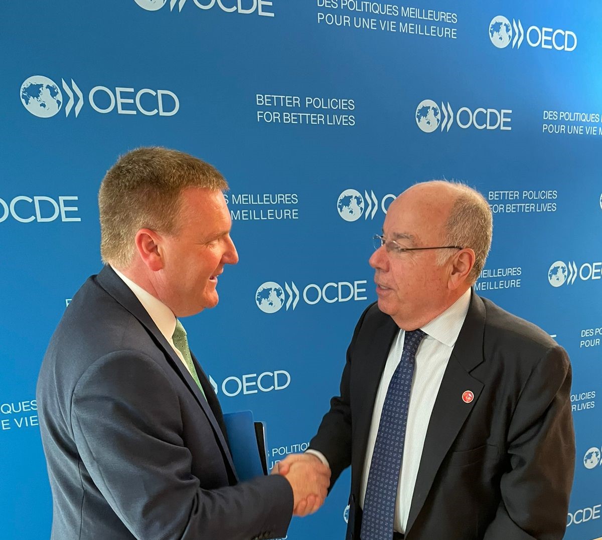 Minister Mauro Vieira 🇧🇷 also met with Ireland’s 🇮🇪 Finance Minister <a href="/mmcgrathtd/">mmcgrathtd</a> on the sidelines of the <a href="/OECD/">OECD ➡️ Better Policies for Better Lives</a> Ministerial Meeting in Paris. The ministers exchanged information on energy transition in 🇧🇷 and in  🇮🇪. <a href="/IRLDeptFinance/">Department of Finance</a>